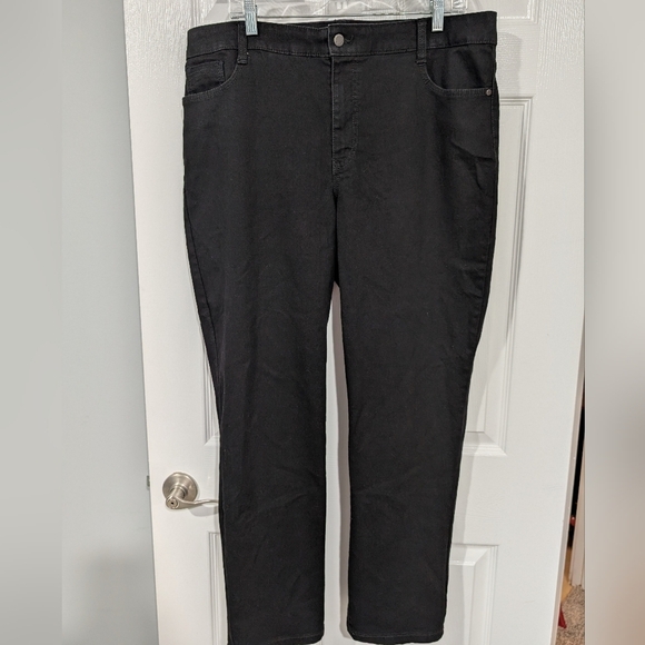 Bandolino Black "Amy" Modern Straight Leg Deluxe Super Stretch Jean in Size 18 - Picture 1 of 12